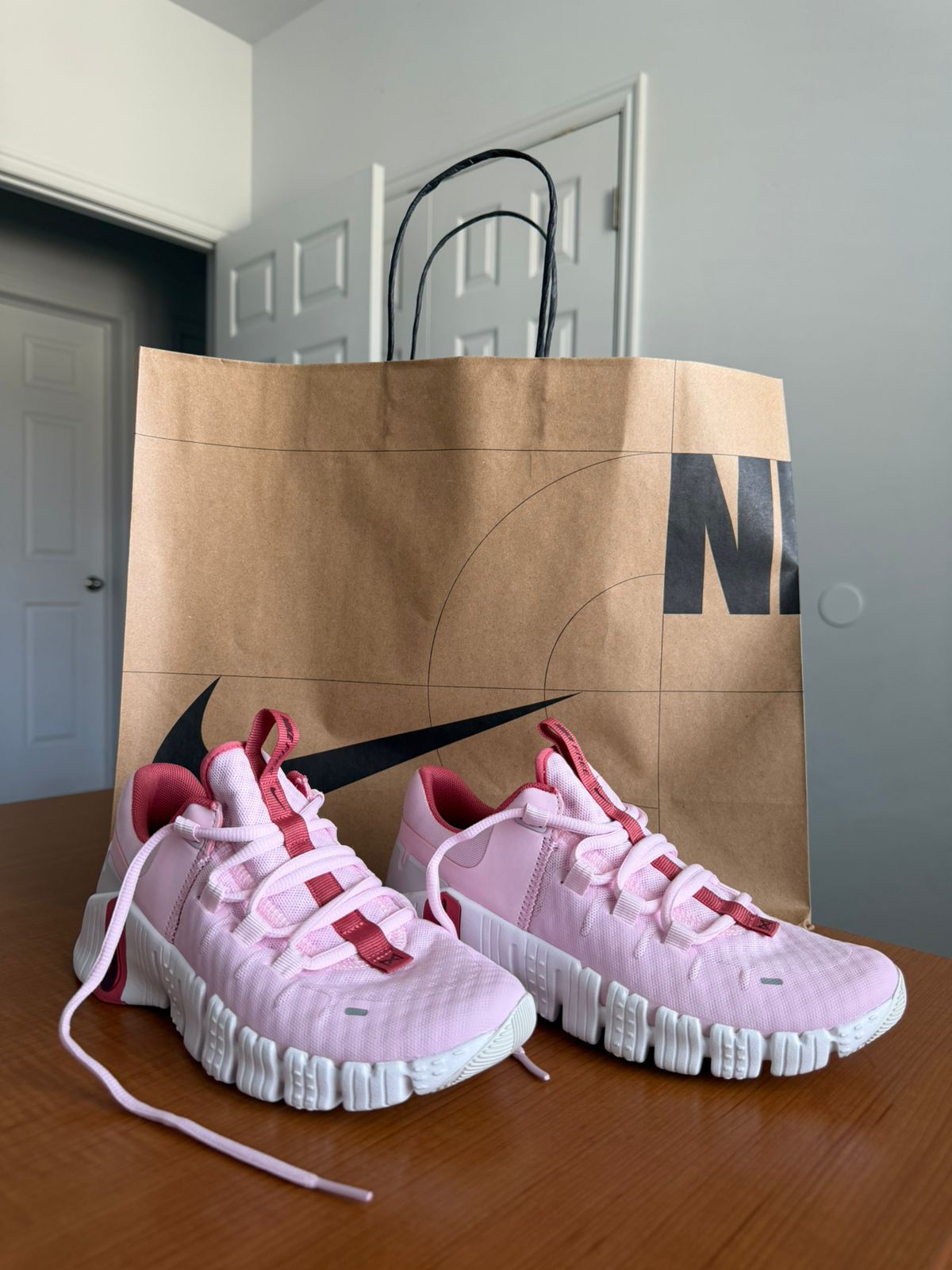 zapatilla nike, modelo metcon 5, color rosa, talla 6