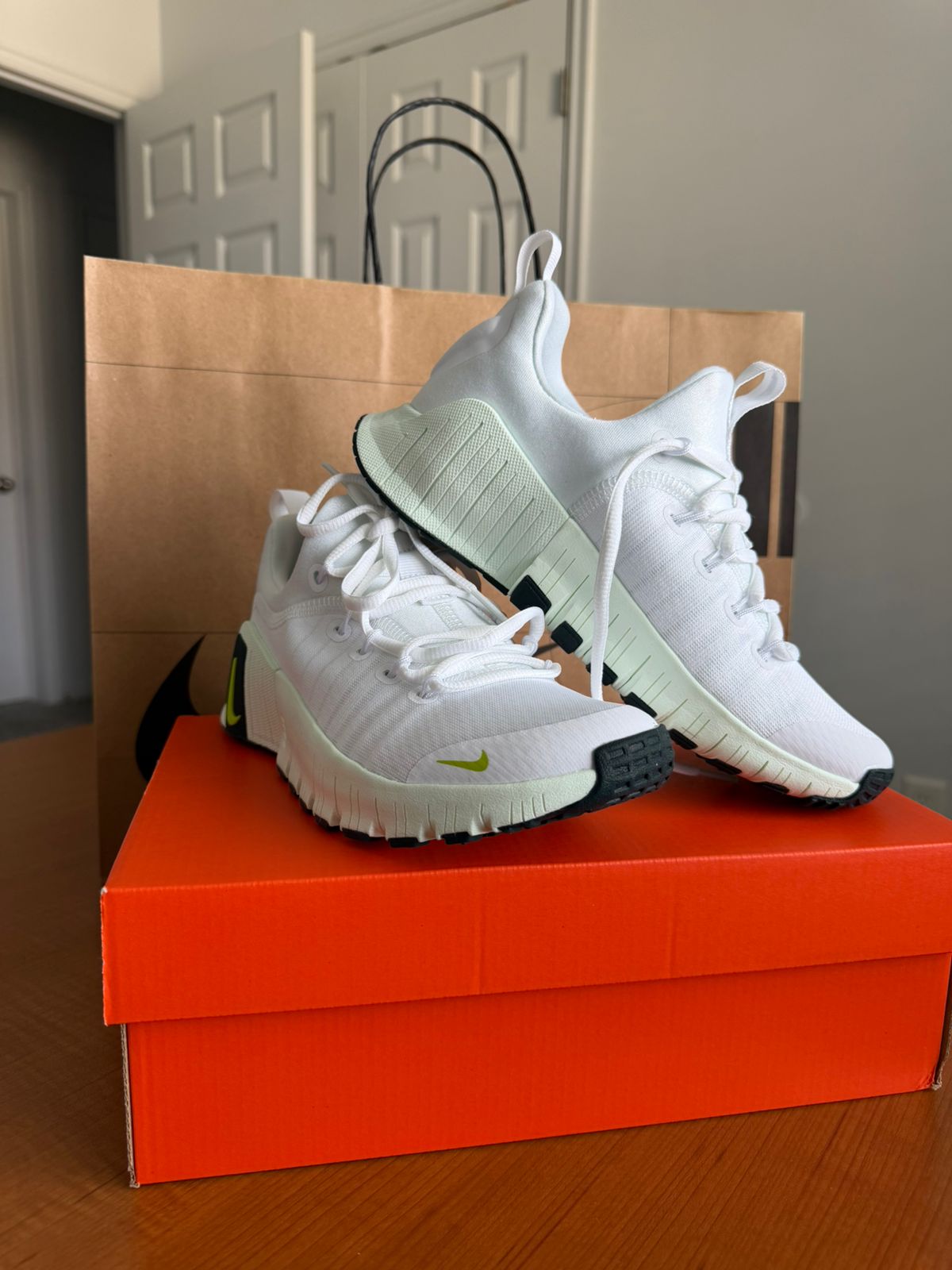zapatilla nike, modelo metcon 6, color blanco y verde, talla 6