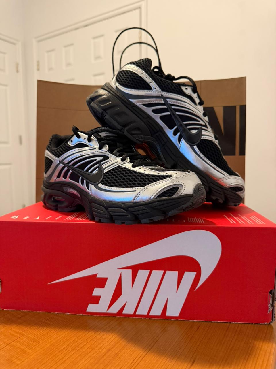 ZAPATILLA COLOR NEGRO MODELO AIR MAX MOTO 2K TALLA 7