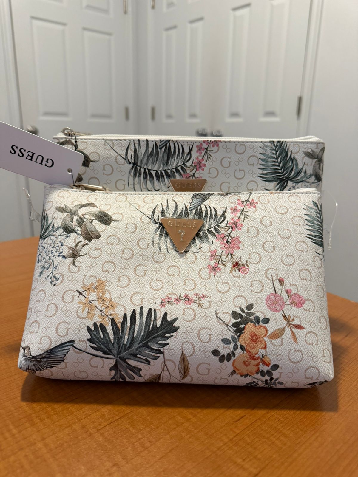 BOLSO PEQUEÑO PERSONAL MARCA GUESS COLOR BLANCO CON HOJAS DE PLANTAS