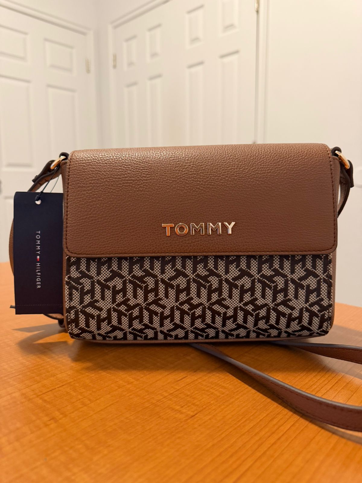 CROSS BODY PEQUEÑO TH COLOR MARRON