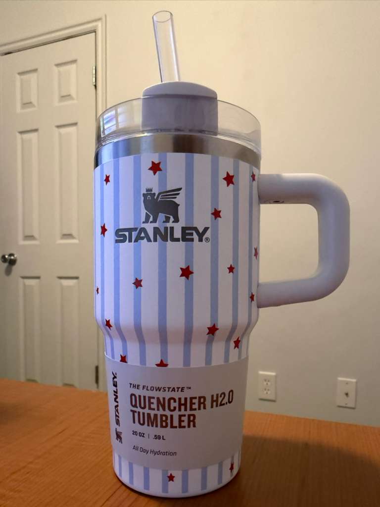 STANLEY MODELO CLASICO CON FRANJAS VERTICALES DE COLOR BLANCO Y CELESTE Y ESTRELLAS, CAPACIDAD DE 20 ONZAS