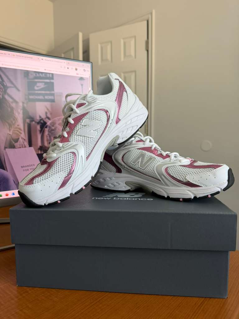 ZAPATILLA NEW BALANCE MODELO 530 COLOR: WHITE WITH PINK SUGAR AND SILVER METALLIC CODIGO MR530PK TALLA M9 / W10.5 - 27CM